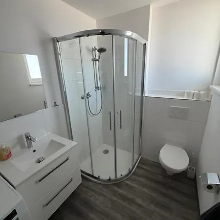 Krelax Boardinghouse - 11 Basic-apartments - Up To 25 Guests - Parking - Balcony - Smart Tv - Bedding & Towels Included