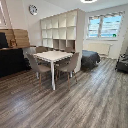 Krelax Boardinghouse - 11 Basic-apartments - Up To 25 Guests - Parking - Balcony - Smart Tv - Bedding & Towels Included Apartment Ludwigsburg