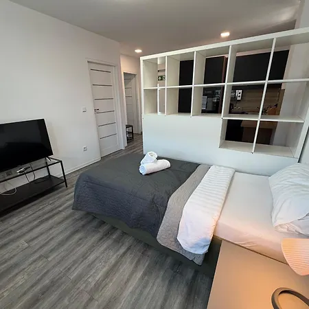Lejlighed Krelax Boardinghouse - 11 Basic-apartments - Up To 25 Guests - Parking - Balcony - Smart Tv - Bedding & Towels Included *