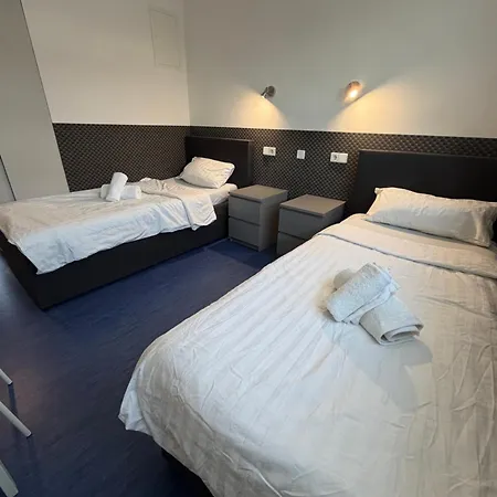 Krelax Boardinghouse - 11 Basic-apartments - Up To 25 Guests - Parking - Balcony - Smart Tv - Bedding & Towels Included *