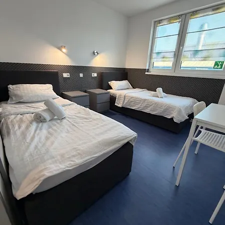 Krelax Boardinghouse - 11 Basic-apartments - Up To 25 Guests - Parking - Balcony - Smart Tv - Bedding & Towels Included Ludwigsburg