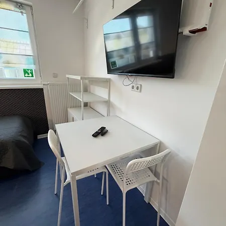 Krelax Boardinghouse - 11 Basic-apartments - Up To 25 Guests - Parking - Balcony - Smart Tv - Bedding & Towels Included Ludwigsburg